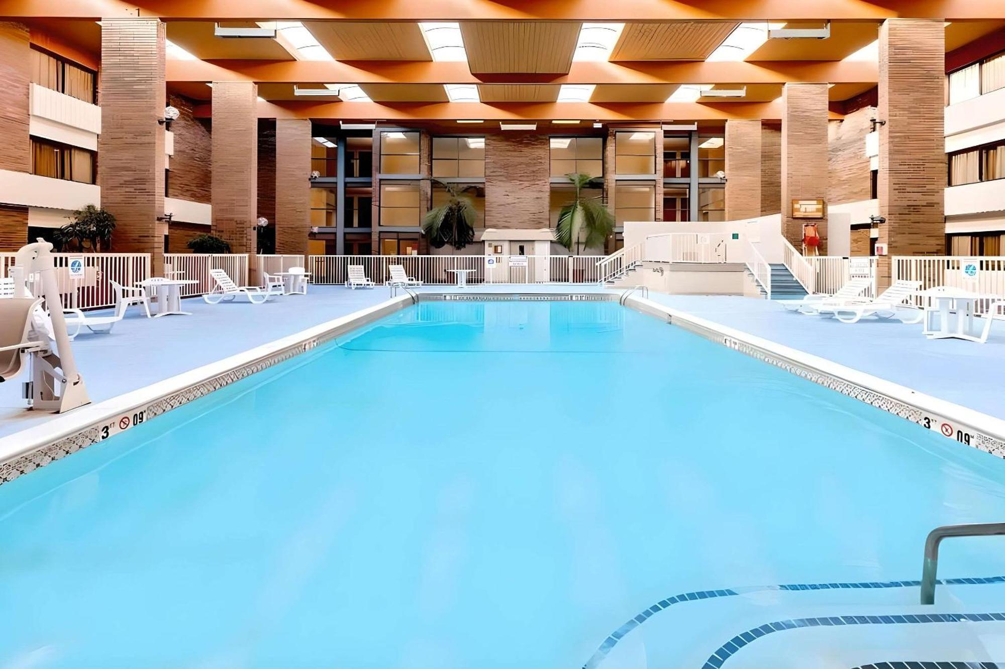 Clarion Hotel Lansing Ngoại thất bức ảnh