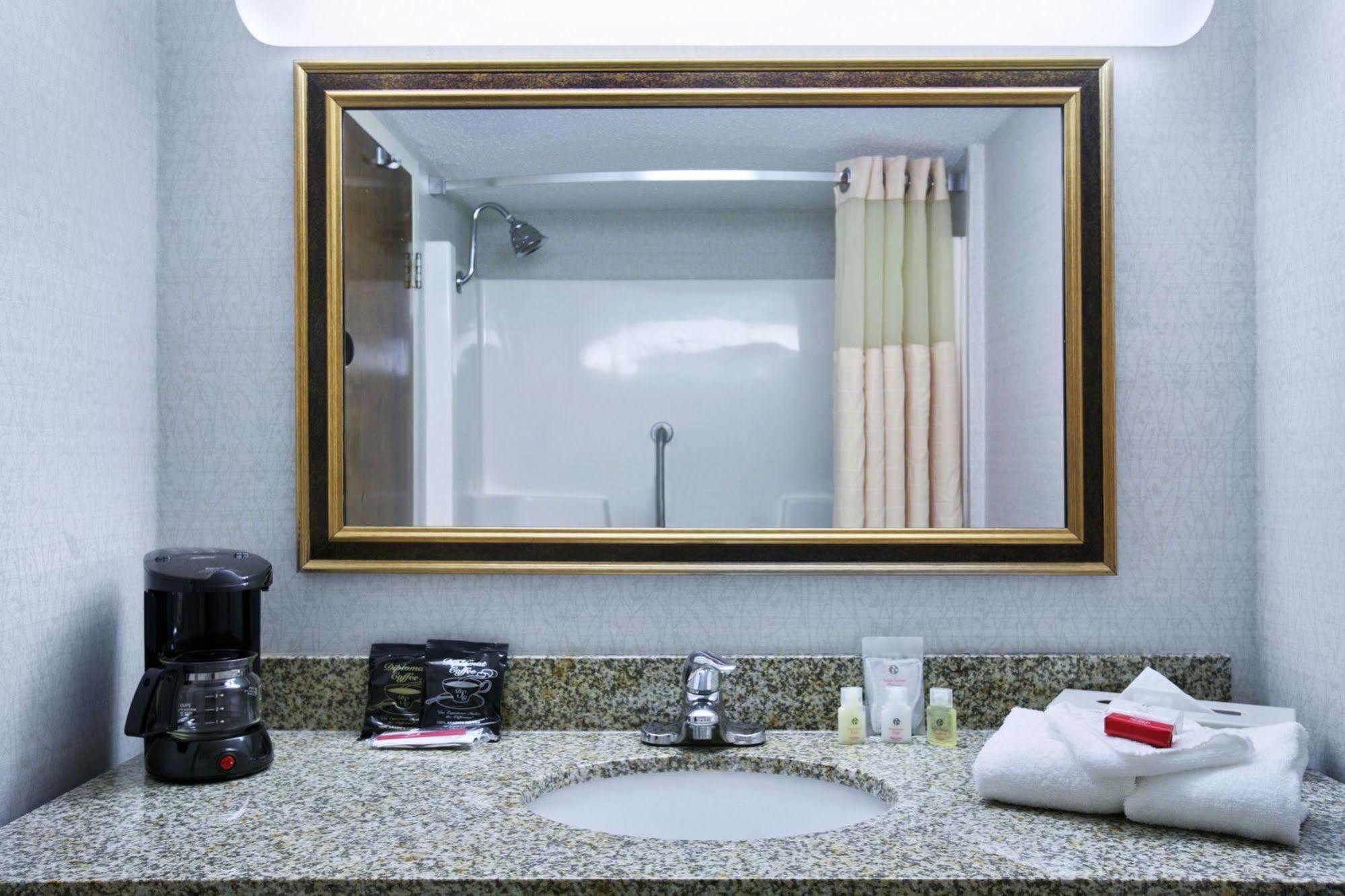 Clarion Hotel Lansing Ngoại thất bức ảnh